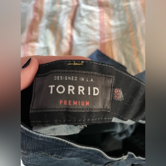 22 regular Torrid bombshell skinny jeans - Picture 2 of 3